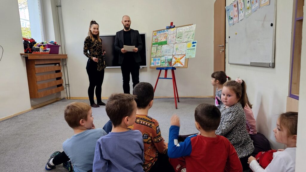 Dzieci podczas rozstrzygnięcia konkursu - Przedszkole Samorządowe Nr 2 Pod Słonkiem w Białymstoku