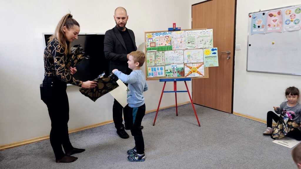 Dzieci podczas rozstrzygnięcia konkursu - Przedszkole Samorządowe Nr 2 Pod Słonkiem w Białymstoku