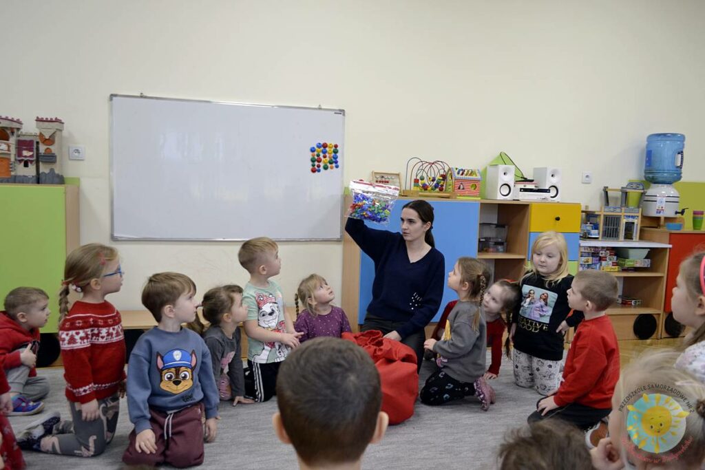 Bawiące się dzieci na dywanie przedszkolnym - Przedszkole Samorządowe Nr 2 Pod Słonkiem w Białymstoku