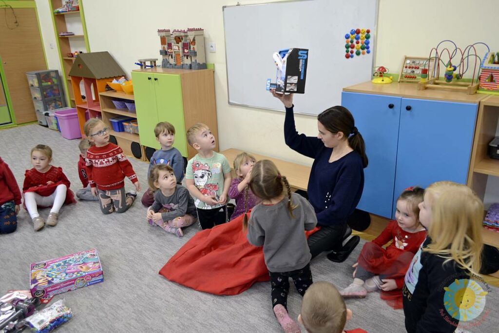 Bawiące się dzieci na dywanie przedszkolnym - Przedszkole Samorządowe Nr 2 Pod Słonkiem w Białymstoku