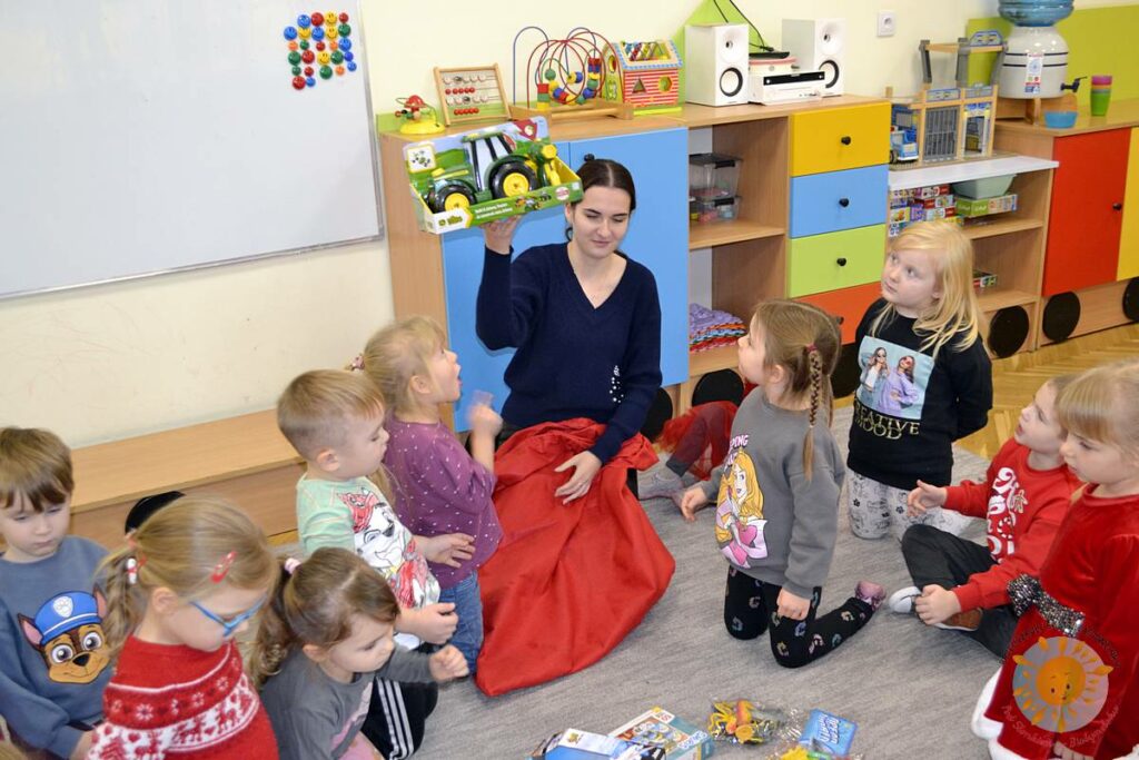 Bawiące się dzieci na dywanie przedszkolnym - Przedszkole Samorządowe Nr 2 Pod Słonkiem w Białymstoku