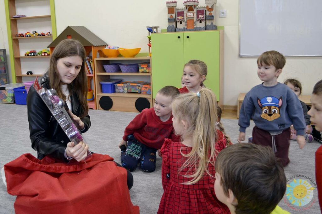 Bawiące się dzieci na dywanie przedszkolnym - Przedszkole Samorządowe Nr 2 Pod Słonkiem w Białymstoku