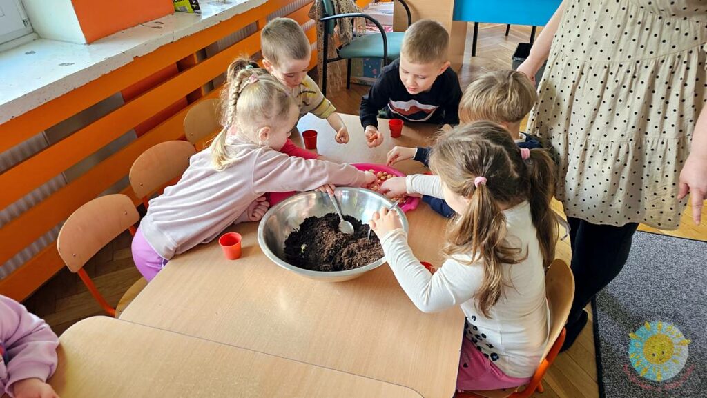 Dzieci uczestniczą w zajęciach - Przedszkole Samorządowe Nr 2 Pod Słonkiem w Białymstoku