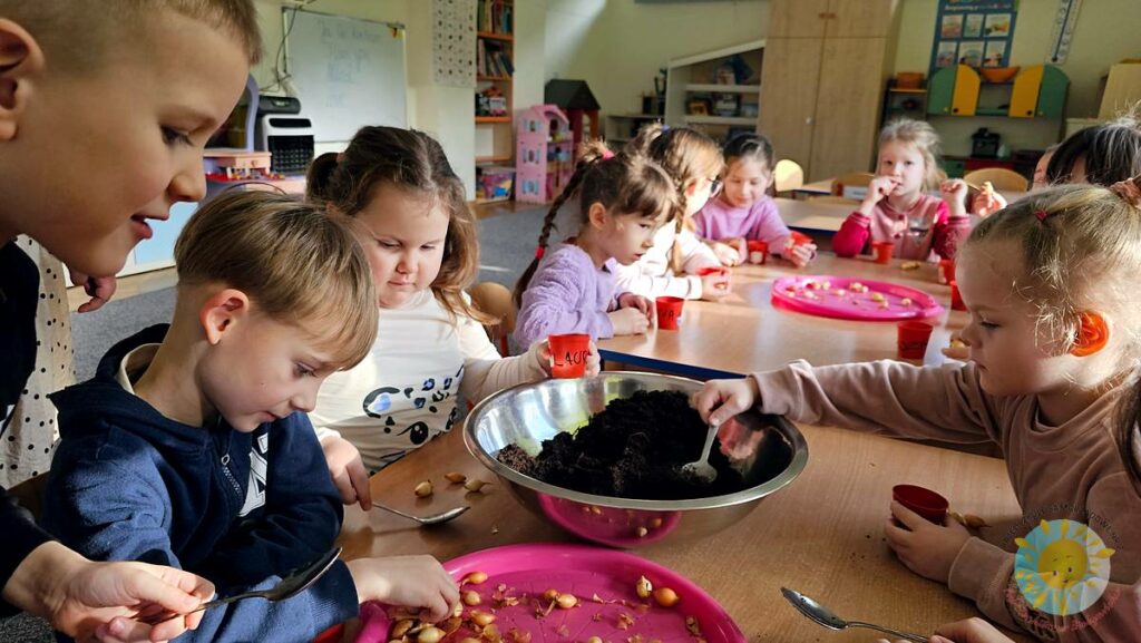 Dzieci uczestniczą w zajęciach - Przedszkole Samorządowe Nr 2 Pod Słonkiem w Białymstoku