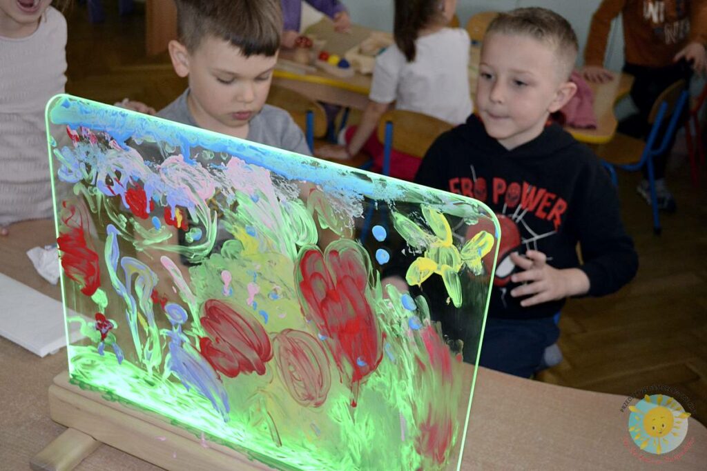 Grupka dzieci bawiące się podświetlaną tablicą - Przedszkole Samorządowe Nr 2 Pod Słonkiem w Białymstoku