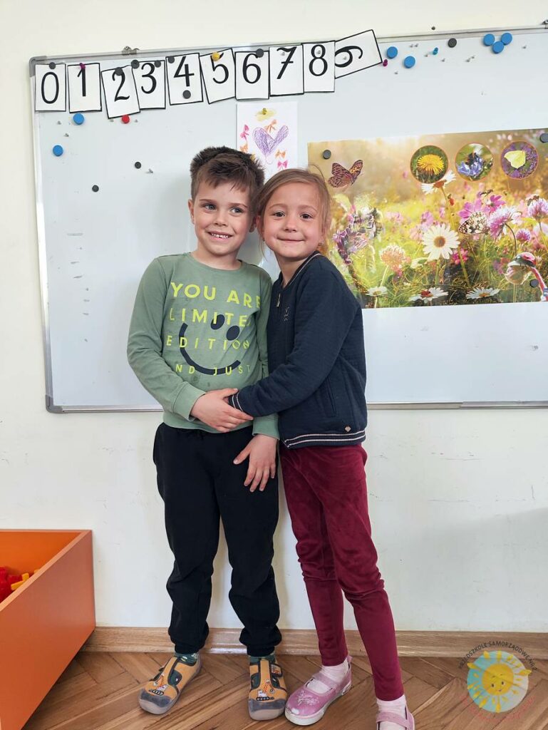 Grupa dzieci pozuje do zdjęcia - Przedszkole Samorządowe Nr 2 Pod Słonkiem w Białymstoku