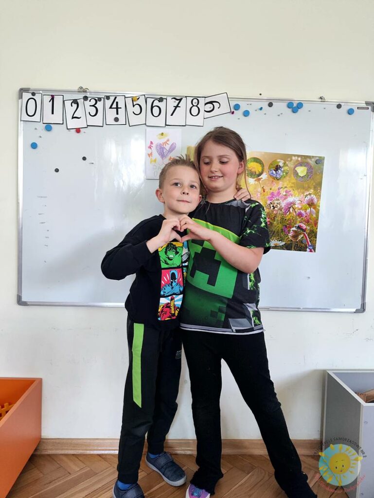 Grupa dzieci pozuje do zdjęcia - Przedszkole Samorządowe Nr 2 Pod Słonkiem w Białymstoku