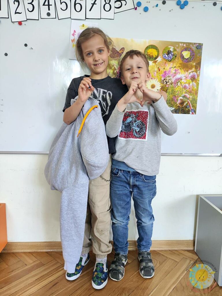 Grupa dzieci pozuje do zdjęcia - Przedszkole Samorządowe Nr 2 Pod Słonkiem w Białymstoku