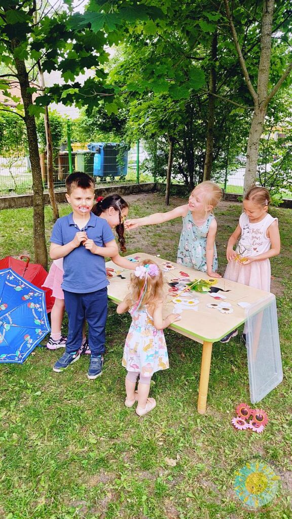 Bawiące się dzieci na festynie przedszkolnym - Przedszkole Samorządowe Nr 2 Pod Słonkiem w Białymstoku