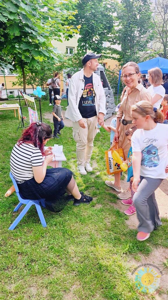 Bawiące się dzieci na festynie przedszkolnym - Przedszkole Samorządowe Nr 2 Pod Słonkiem w Białymstoku