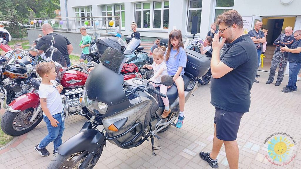 Bawiące się dzieci na festynie przedszkolnym - Przedszkole Samorządowe Nr 2 Pod Słonkiem w Białymstoku