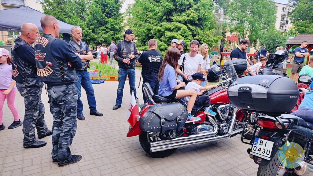 Bawiące się dzieci na festynie przedszkolnym - Przedszkole Samorządowe Nr 2 Pod Słonkiem w Białymstoku