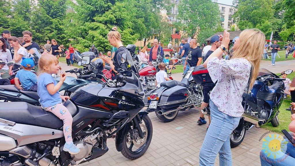 Bawiące się dzieci na festynie przedszkolnym - Przedszkole Samorządowe Nr 2 Pod Słonkiem w Białymstoku