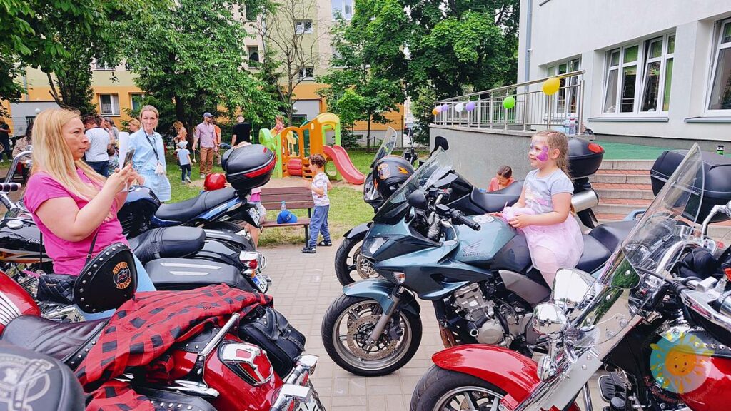 Bawiące się dzieci na festynie przedszkolnym - Przedszkole Samorządowe Nr 2 Pod Słonkiem w Białymstoku