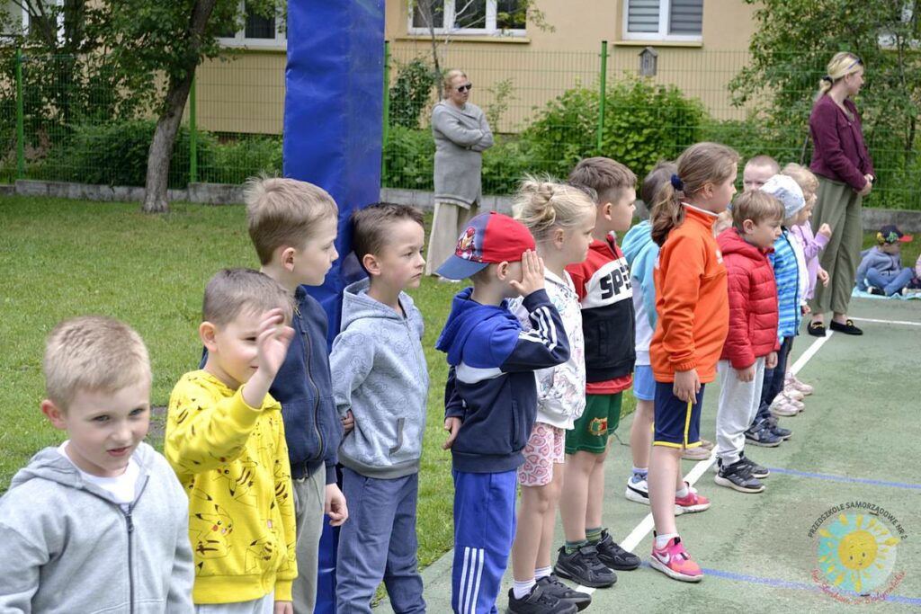 Grupa dzieci uczestniczy w konkurencjach sportowych - Przedszkole Samorządowe Nr 2 Pod Słonkiem w Białymstoku
