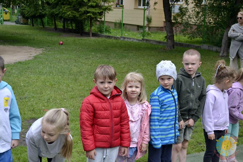 Grupa dzieci uczestniczy w konkurencjach sportowych - Przedszkole Samorządowe Nr 2 Pod Słonkiem w Białymstoku