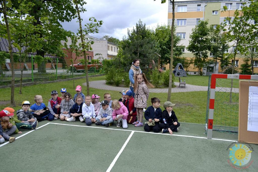 Grupa dzieci uczestniczy w konkurencjach sportowych - Przedszkole Samorządowe Nr 2 Pod Słonkiem w Białymstoku