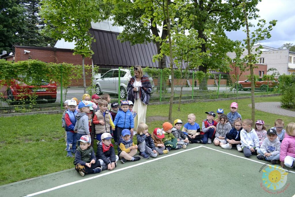 Grupa dzieci uczestniczy w konkurencjach sportowych - Przedszkole Samorządowe Nr 2 Pod Słonkiem w Białymstoku