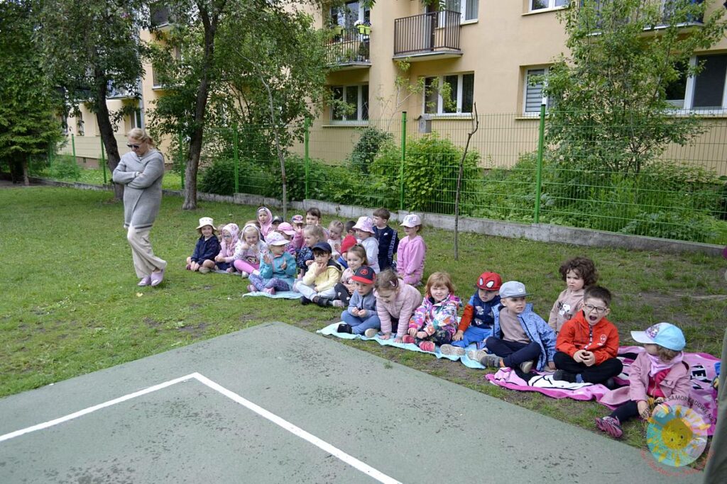 Grupa dzieci uczestniczy w konkurencjach sportowych - Przedszkole Samorządowe Nr 2 Pod Słonkiem w Białymstoku