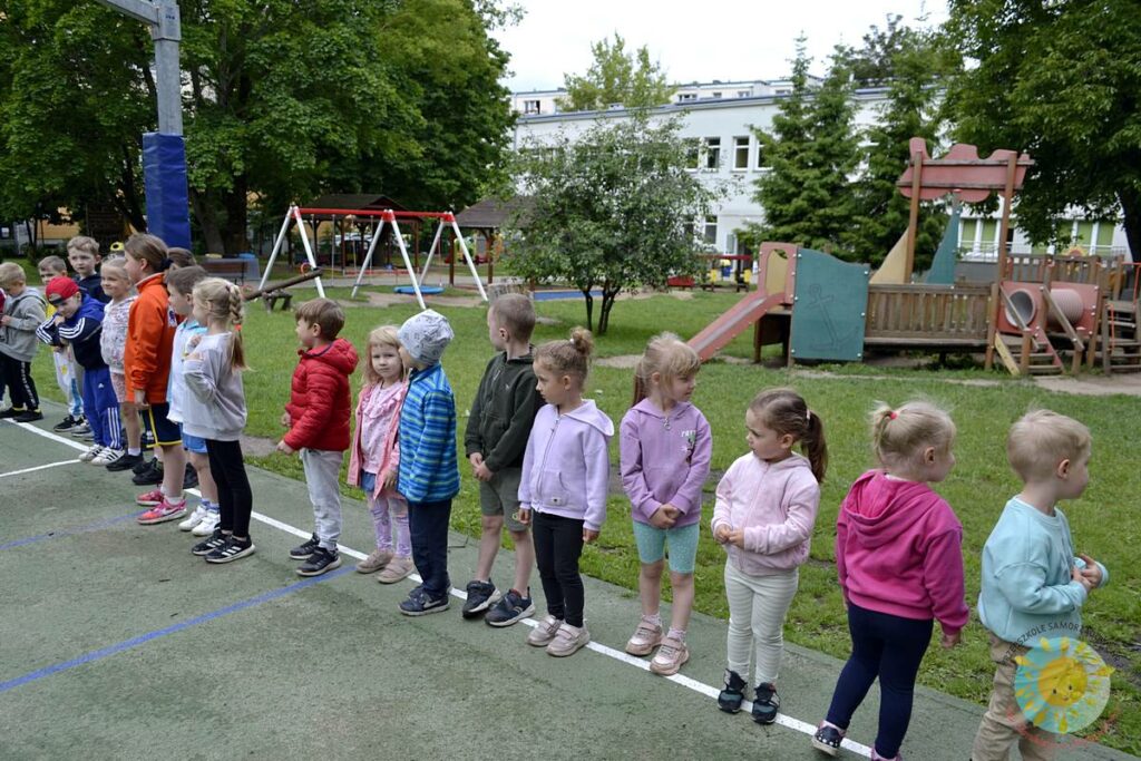 Grupa dzieci uczestniczy w konkurencjach sportowych - Przedszkole Samorządowe Nr 2 Pod Słonkiem w Białymstoku