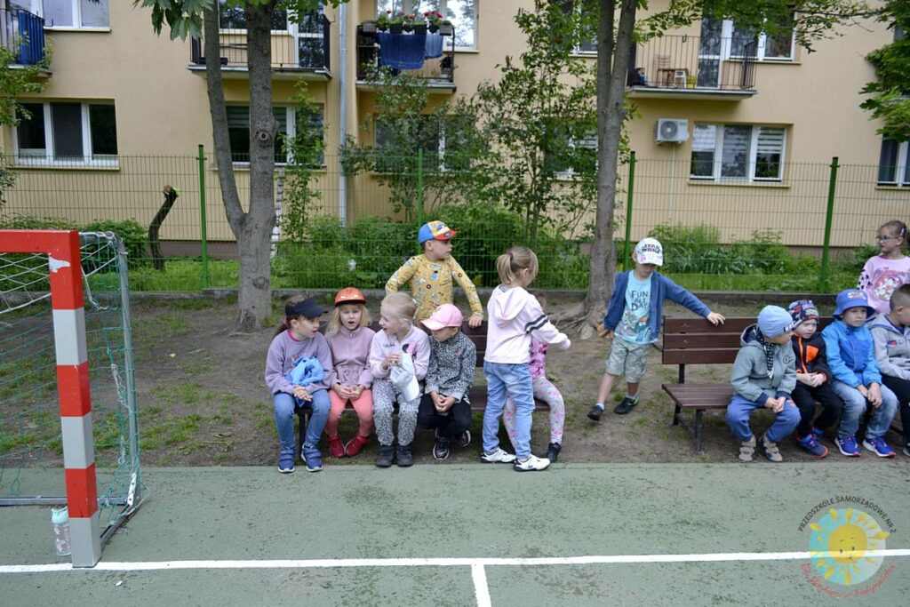 Grupa dzieci uczestniczy w konkurencjach sportowych - Przedszkole Samorządowe Nr 2 Pod Słonkiem w Białymstoku