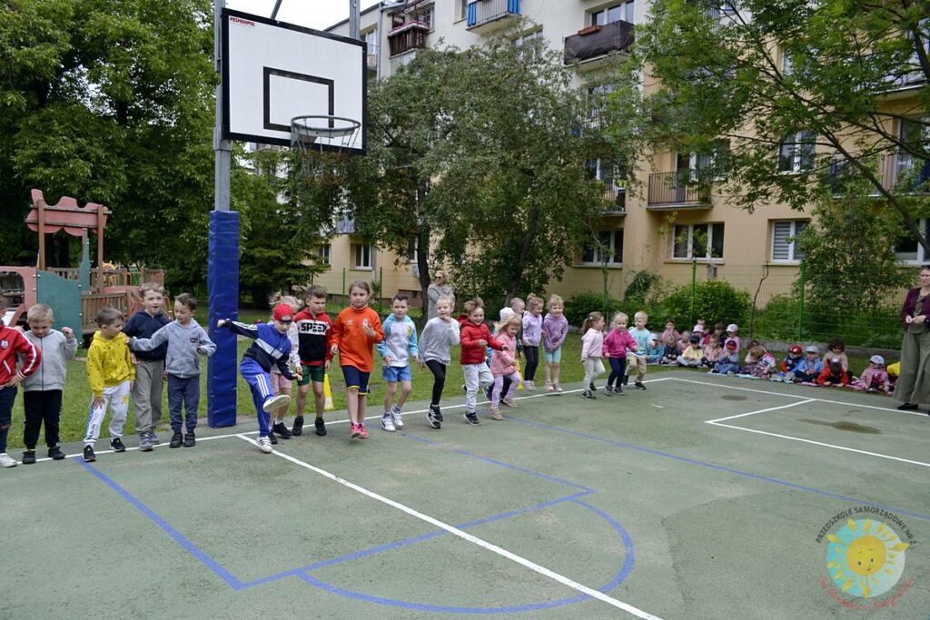 Grupa dzieci uczestniczy w konkurencjach sportowych - Przedszkole Samorządowe Nr 2 Pod Słonkiem w Białymstoku