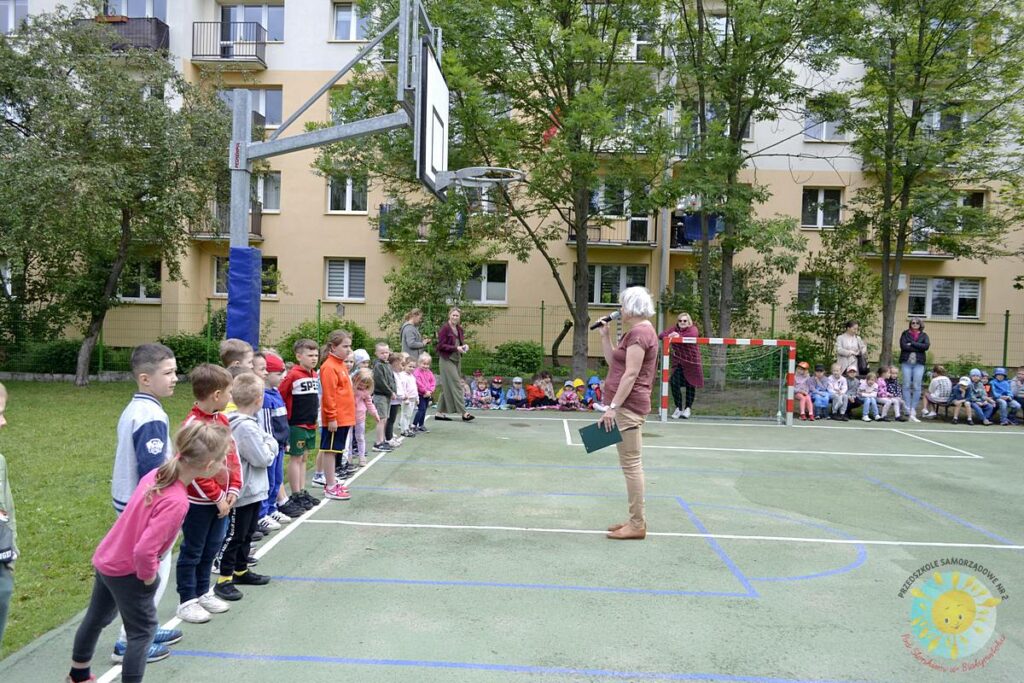 Grupa dzieci uczestniczy w konkurencjach sportowych - Przedszkole Samorządowe Nr 2 Pod Słonkiem w Białymstoku