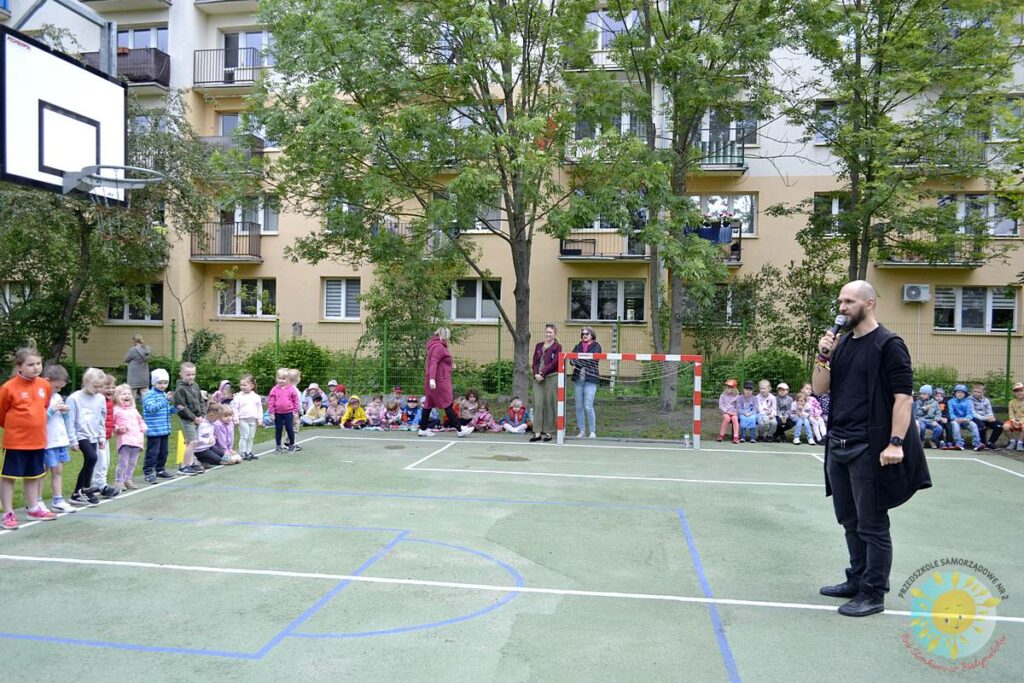 Grupa dzieci uczestniczy w konkurencjach sportowych - Przedszkole Samorządowe Nr 2 Pod Słonkiem w Białymstoku