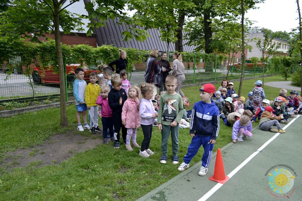 Grupa dzieci uczestniczy w konkurencjach sportowych - Przedszkole Samorządowe Nr 2 Pod Słonkiem w Białymstoku