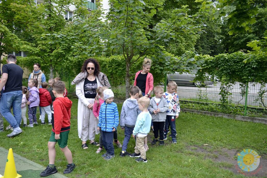Grupa dzieci uczestniczy w konkurencjach sportowych - Przedszkole Samorządowe Nr 2 Pod Słonkiem w Białymstoku