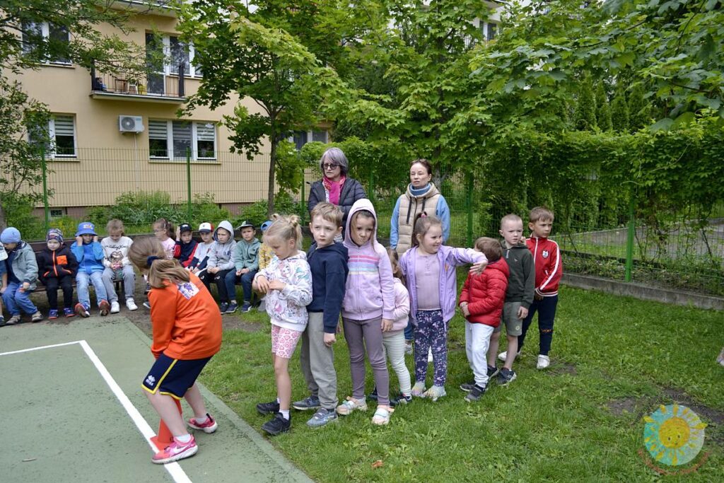 Grupa dzieci uczestniczy w konkurencjach sportowych - Przedszkole Samorządowe Nr 2 Pod Słonkiem w Białymstoku