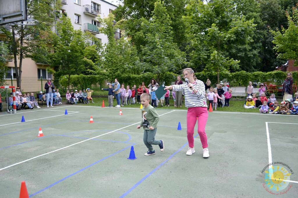 Grupa dzieci uczestniczy w konkurencjach sportowych - Przedszkole Samorządowe Nr 2 Pod Słonkiem w Białymstoku