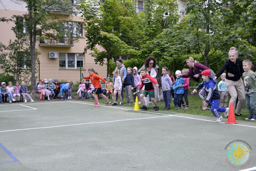 Grupa dzieci uczestniczy w konkurencjach sportowych - Przedszkole Samorządowe Nr 2 Pod Słonkiem w Białymstoku