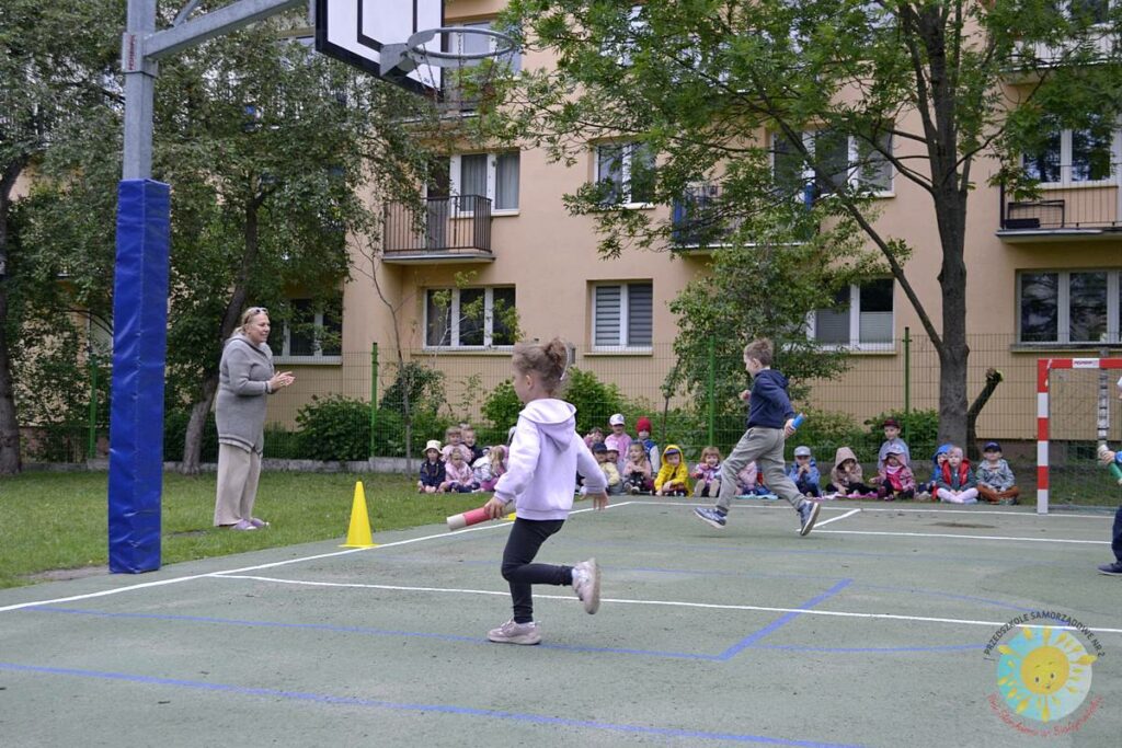 Grupa dzieci uczestniczy w konkurencjach sportowych - Przedszkole Samorządowe Nr 2 Pod Słonkiem w Białymstoku