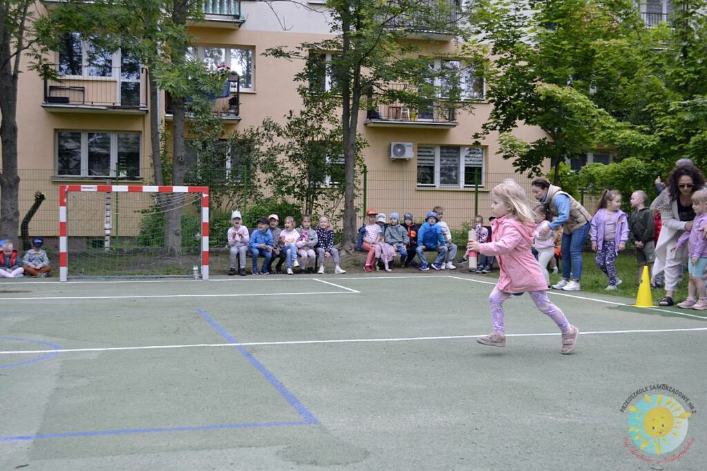 Grupa dzieci uczestniczy w konkurencjach sportowych - Przedszkole Samorządowe Nr 2 Pod Słonkiem w Białymstoku