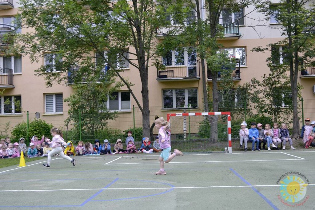 Grupa dzieci uczestniczy w konkurencjach sportowych - Przedszkole Samorządowe Nr 2 Pod Słonkiem w Białymstoku