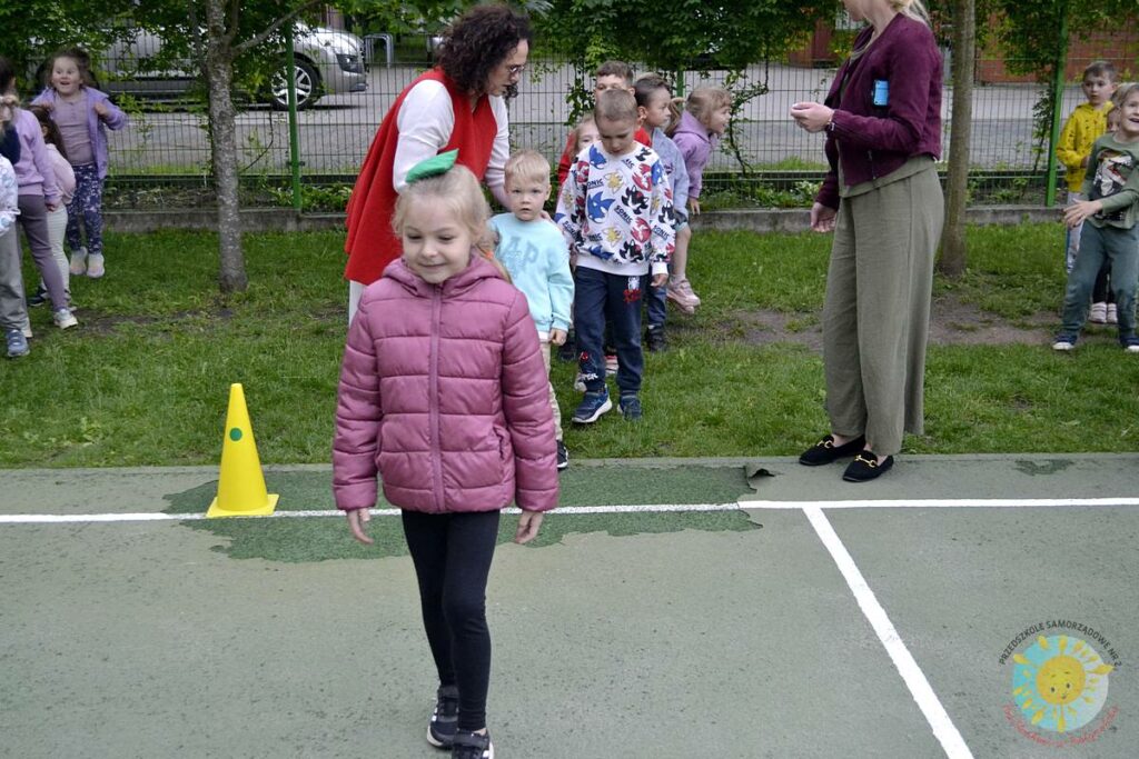 Grupa dzieci uczestniczy w konkurencjach sportowych - Przedszkole Samorządowe Nr 2 Pod Słonkiem w Białymstoku