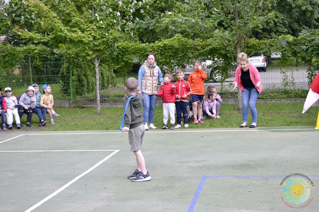 Grupa dzieci uczestniczy w konkurencjach sportowych - Przedszkole Samorządowe Nr 2 Pod Słonkiem w Białymstoku