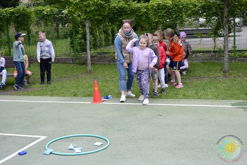 Grupa dzieci uczestniczy w konkurencjach sportowych - Przedszkole Samorządowe Nr 2 Pod Słonkiem w Białymstoku