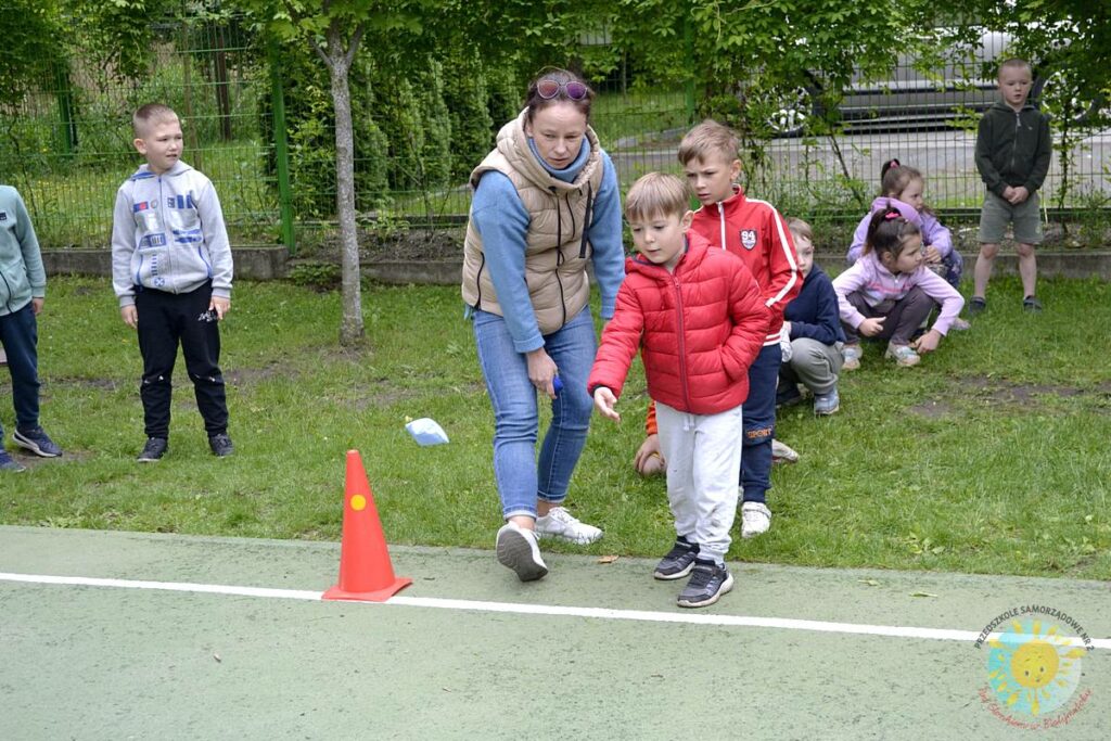 Grupa dzieci uczestniczy w konkurencjach sportowych - Przedszkole Samorządowe Nr 2 Pod Słonkiem w Białymstoku