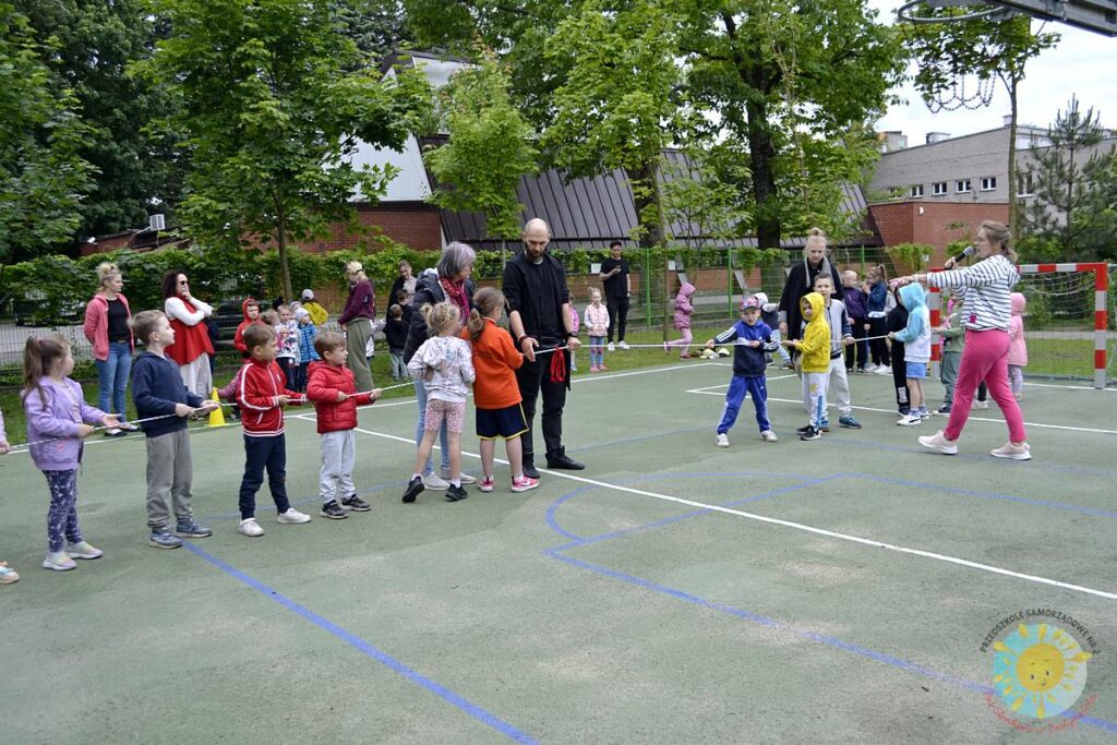 Grupa dzieci uczestniczy w konkurencjach sportowych - Przedszkole Samorządowe Nr 2 Pod Słonkiem w Białymstoku