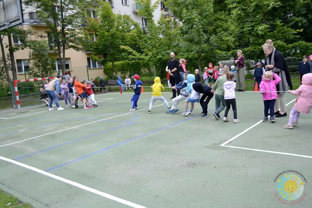 Grupa dzieci uczestniczy w konkurencjach sportowych - Przedszkole Samorządowe Nr 2 Pod Słonkiem w Białymstoku