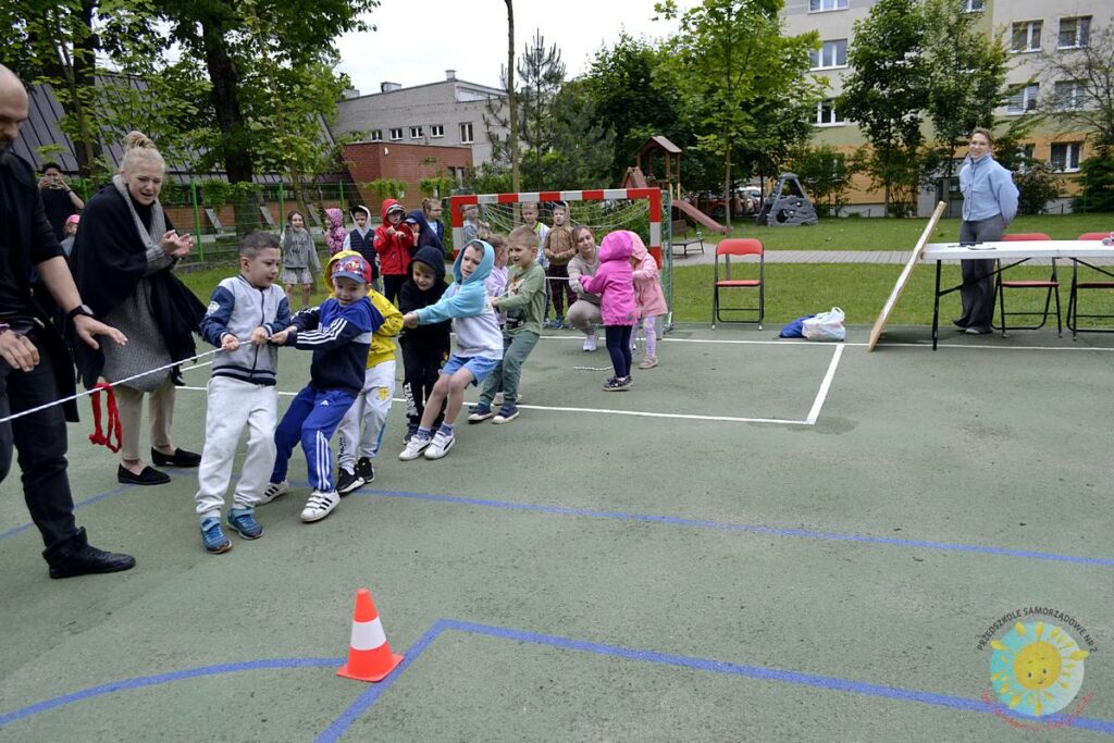 Grupa dzieci uczestniczy w konkurencjach sportowych - Przedszkole Samorządowe Nr 2 Pod Słonkiem w Białymstoku