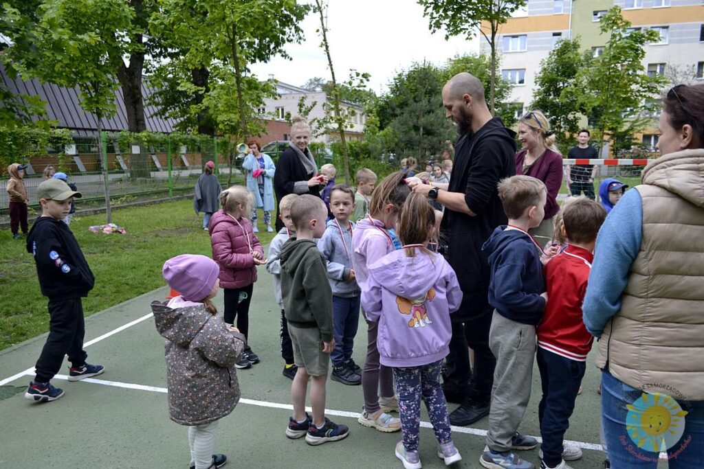 Grupa dzieci uczestniczy w konkurencjach sportowych - Przedszkole Samorządowe Nr 2 Pod Słonkiem w Białymstoku
