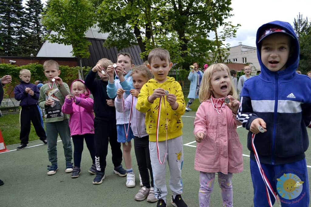 Grupa dzieci uczestniczy w konkurencjach sportowych - Przedszkole Samorządowe Nr 2 Pod Słonkiem w Białymstoku