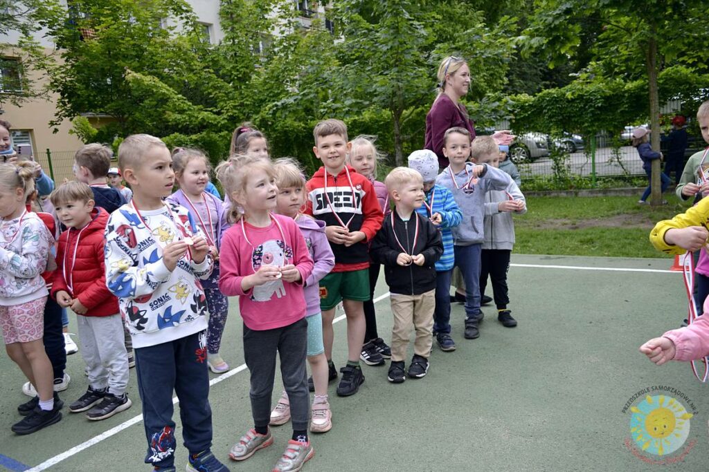 Grupa dzieci uczestniczy w konkurencjach sportowych - Przedszkole Samorządowe Nr 2 Pod Słonkiem w Białymstoku