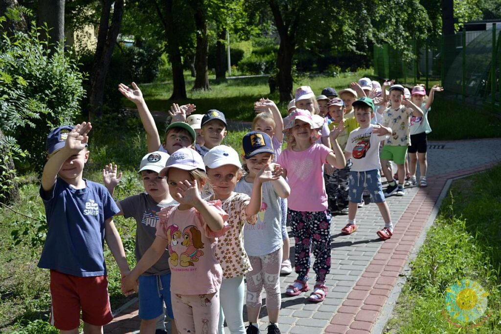 Uśmiechnięte dzieci bawiące się w parku - Przedszkole Samorządowe Nr 2 Pod Słonkiem w Białymstoku
