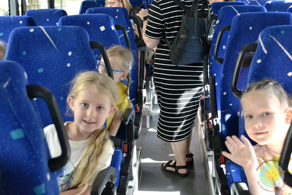 Uśmiechnięte dzieci siedzące w autokarze - Przedszkole Samorządowe Nr 2 Pod Słonkiem w Białymstoku