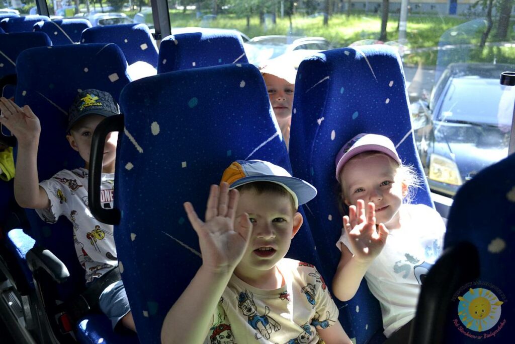 Uśmiechnięte dzieci siedzące w autokarze - Przedszkole Samorządowe Nr 2 Pod Słonkiem w Białymstoku