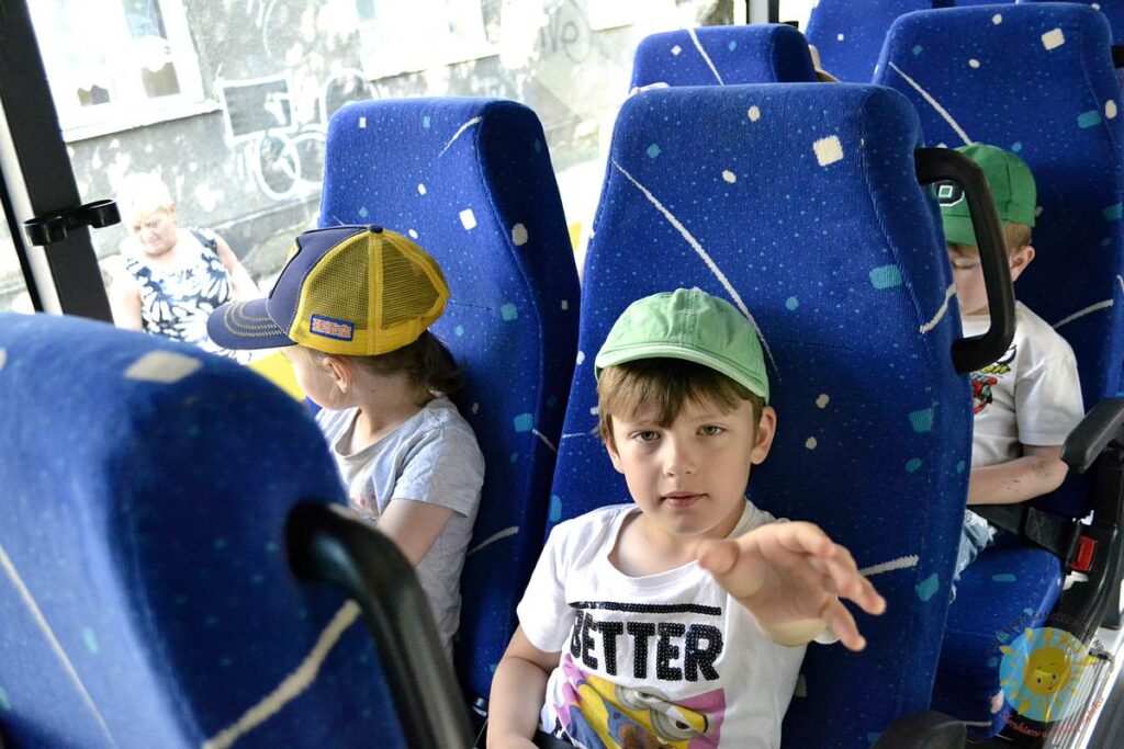 Uśmiechnięte dzieci siedzące w autokarze - Przedszkole Samorządowe Nr 2 Pod Słonkiem w Białymstoku